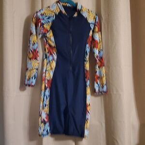 Hallcurt surfing suit  SIZE S